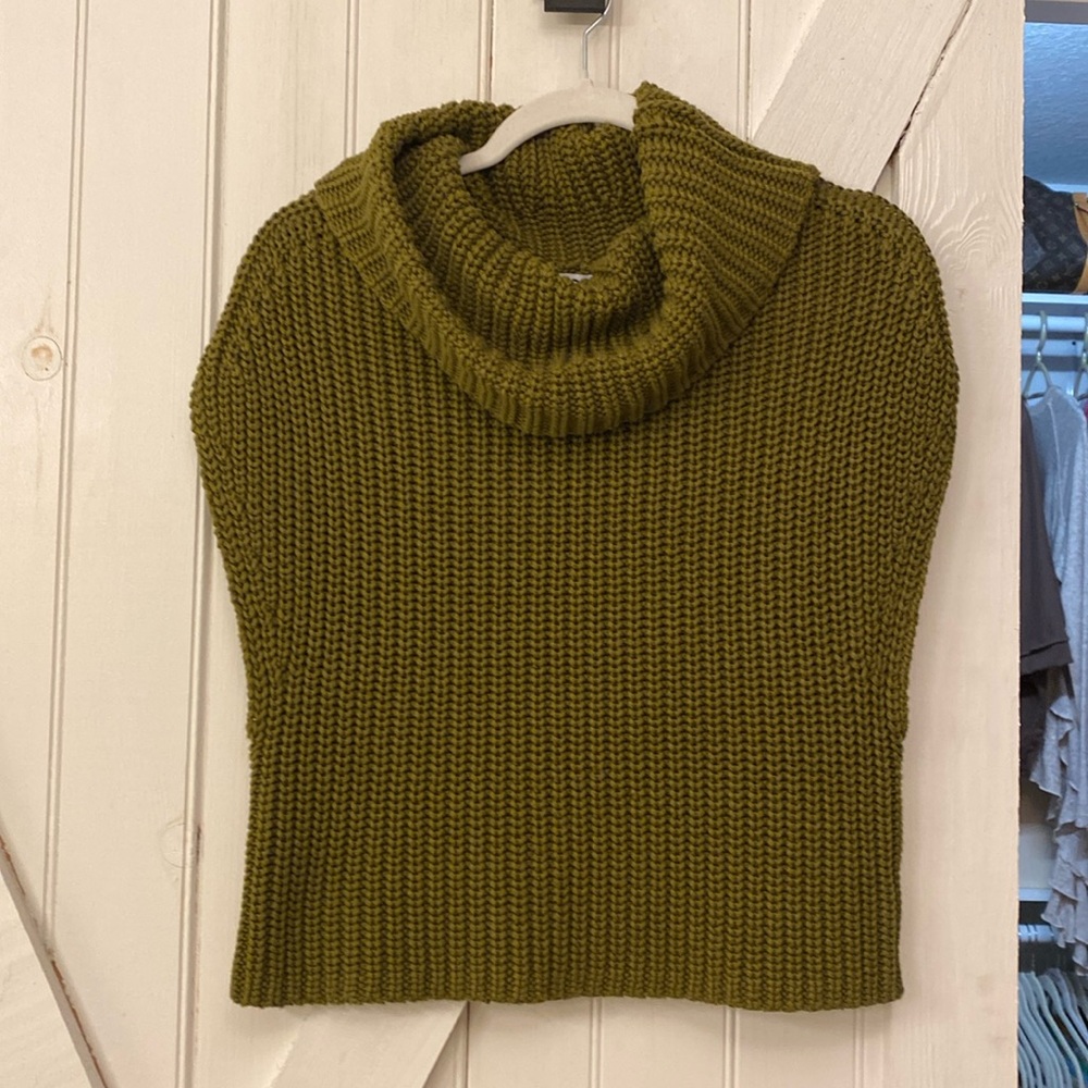 525: Gorgeous green sweater vest!! 💚